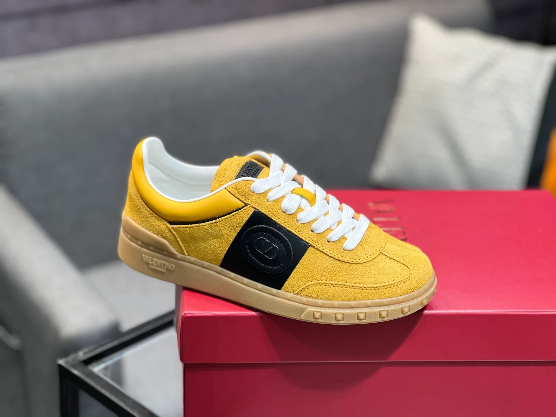 Men's shoes 💰620 👉🌹🌹VALENTINO counter synchronized new low-top casual sports shoes 👍Professional and high-end, perfect replica, first-class quality! 👍All made of original 1:1 materials, exclusive mold opening! 👍High mercerized cowhide fabric 👍TPU outsole, comfortable and wear-resistant, brand injection insole, 👍Full set of high-end counter packaging 👍All details are customized with 1:1 mold, striving for perfection! 👍Couple style female 35-41, male 38-46 (female 41, male 45 46 customized)